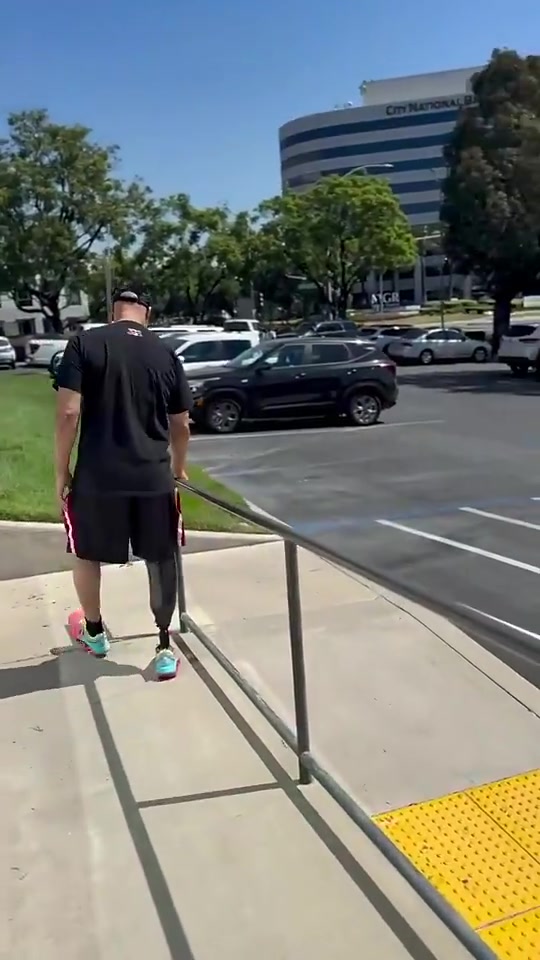 是位优秀的父亲此前因糖尿病截肢的球爹首次尝试用假肢走路 是位优秀的父亲此前因糖尿病截肢的球爹首次尝试用假肢走路