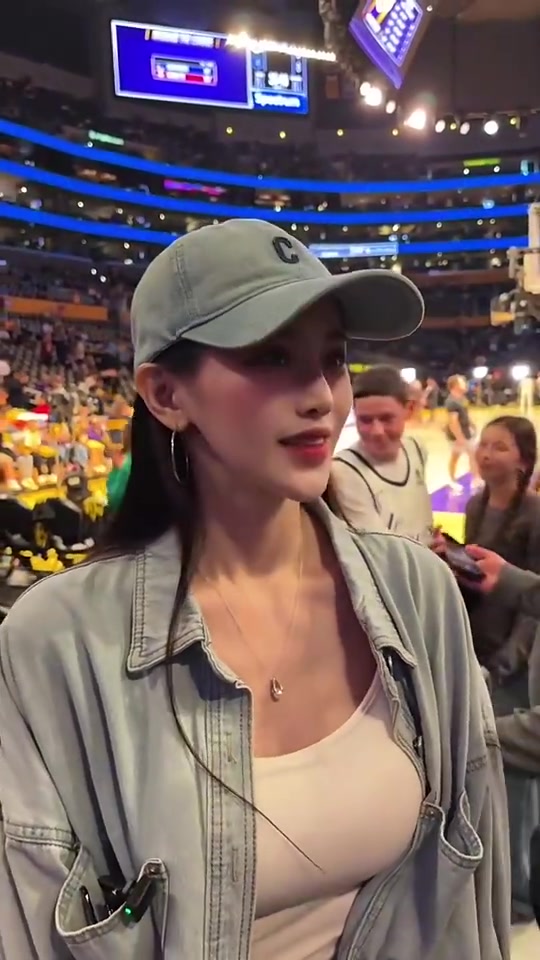 此前美女球迷现场看球被问到心目中前三球星詹姆斯科比华子 此前美女球迷现场看球被问到心目中前三球星詹姆斯科比华子