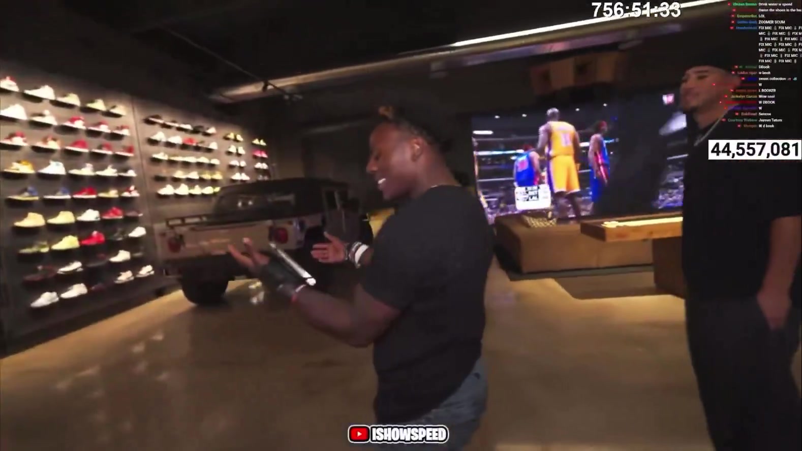 搁家开商场呢布克车库墙上满是球衣球鞋珍藏甲亢哥看傻了都