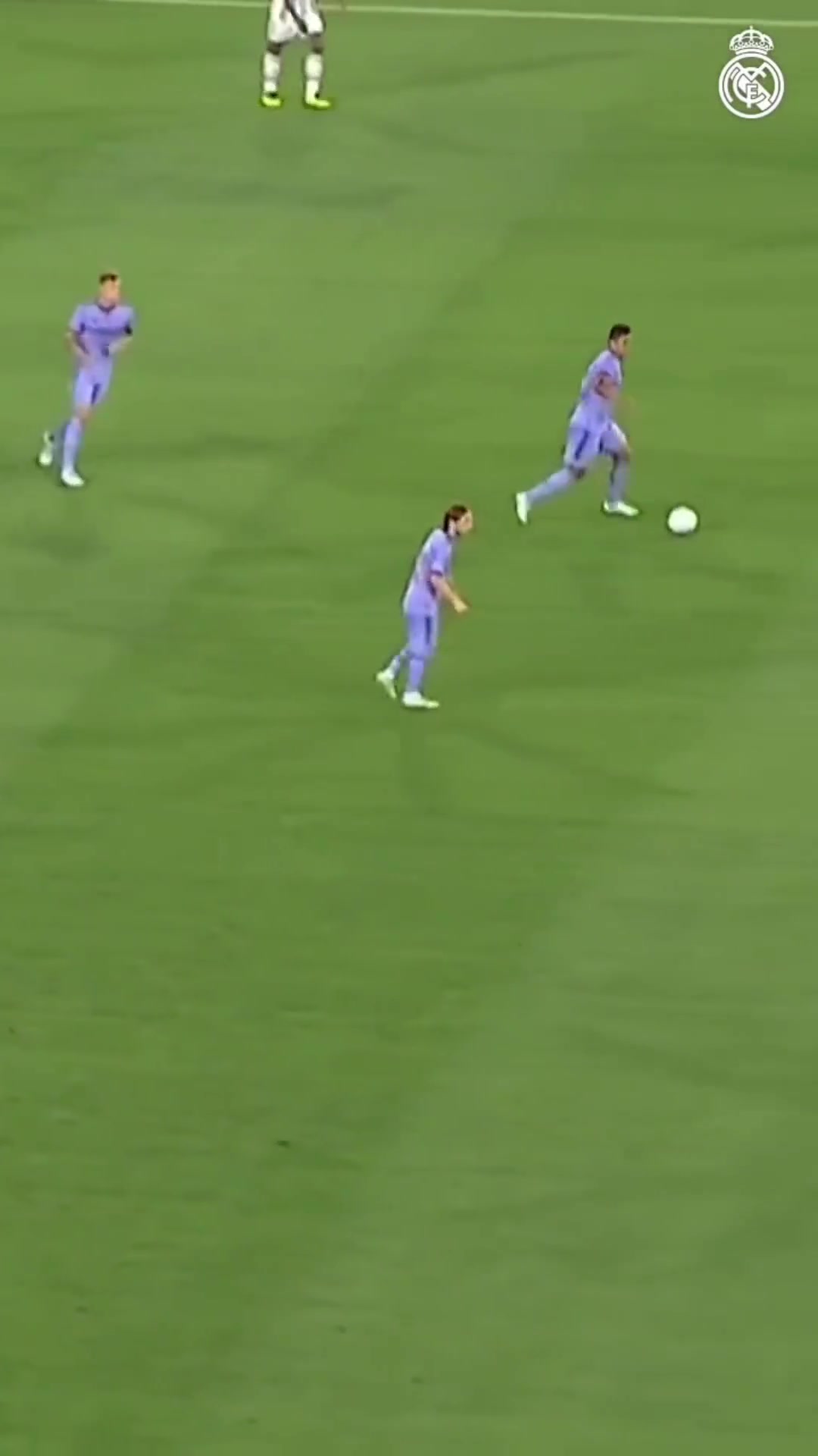 这就是典礼三中场简单配合后直接打开进攻思路 这就是典礼三中场简单配合后直接打开进攻思路